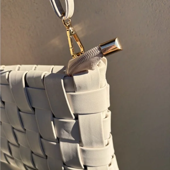 Elegant White Woven Shoulder Bag - Picture 8 of 16
